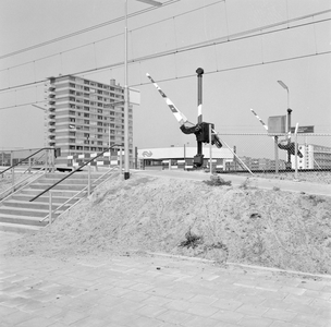 150777 Gezicht op de overweg bij de perrons van het N.S.-station Vlaardingen West te Vlaardingen.